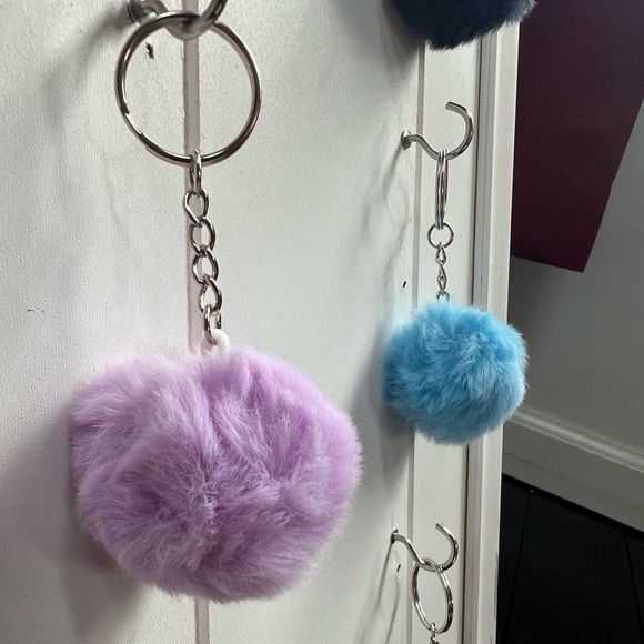 (1) Fluffy Pom Keychain - Picture 8 of 10